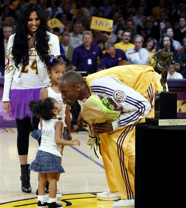 Kobe Bryant Wife And Kids. KOBE BRYANT WITH WIFE AND KIDS