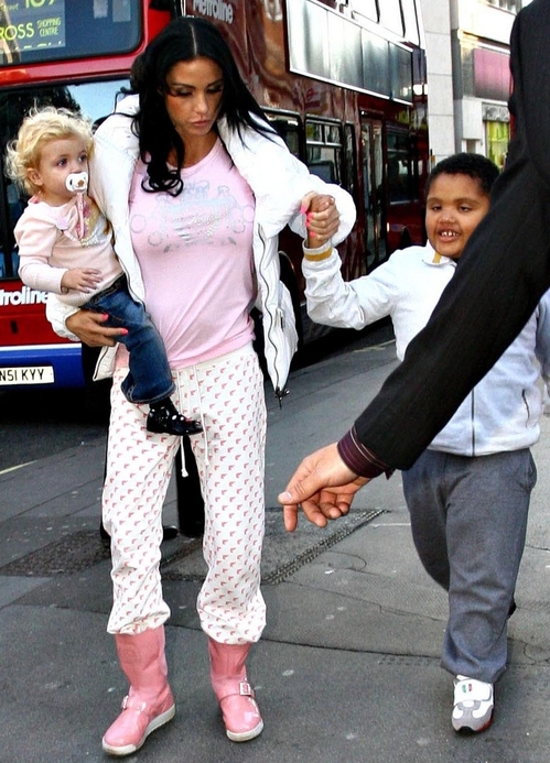 KATIE PRICE AND KIDS IN LONDON 